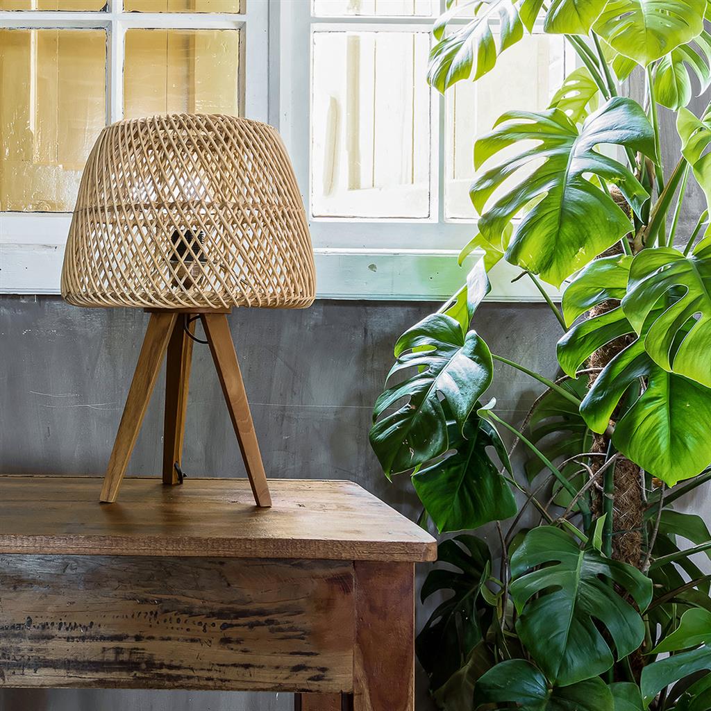 Maze rotan tafellamp op houten driepoot 42 cm hoog