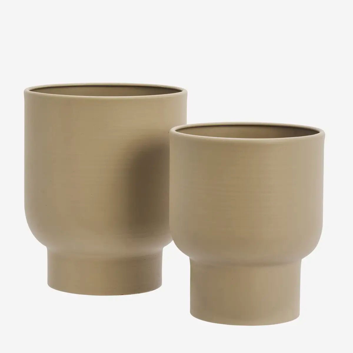De matte beige afwerking geeft de bloempotten een zachte, natuurlijke uitstraling die de aandacht naar de plant laat gaan.