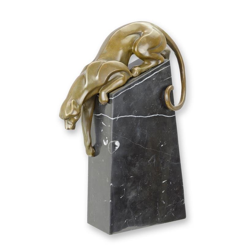 Een Bronzen sculptuur van een Afdalende Panter op voet ter decoratie voor in huis