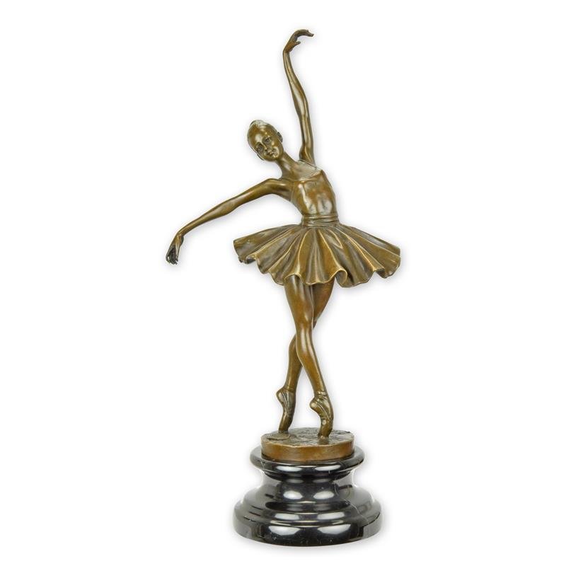 Een Bronzen sculptuur van een Ballerina sierlijk op voet ter decoratie in huis.