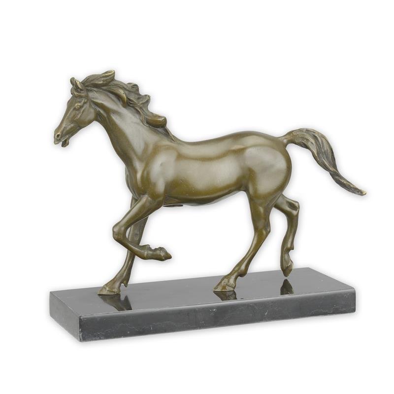 Een Bronzen sculptuur van een Galopperend Paard op voet ter decoratie in huis