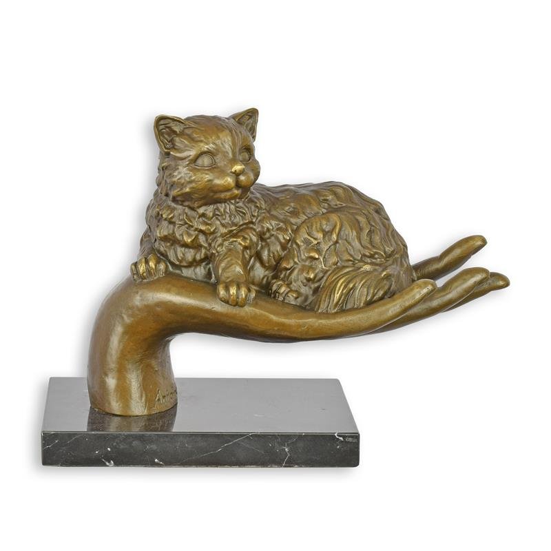 Een bronzen scultuur waarbij de kat in de hand ligt op een voetstuk ter decoratie voor in huis.