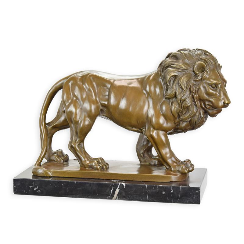 een bronzen scultuur van een leeuw op voet ter decoratie in huis