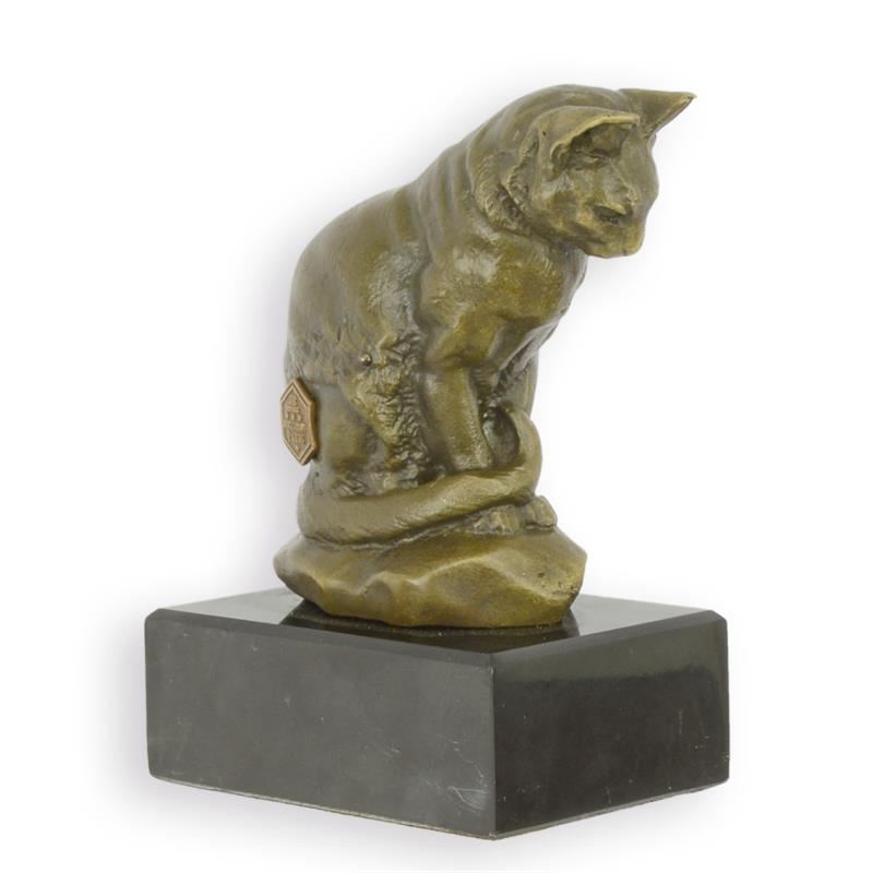 Een Bronzen sculptuur van een Neerkijkende Kat op voetstuk ter decoratie voor in huis.