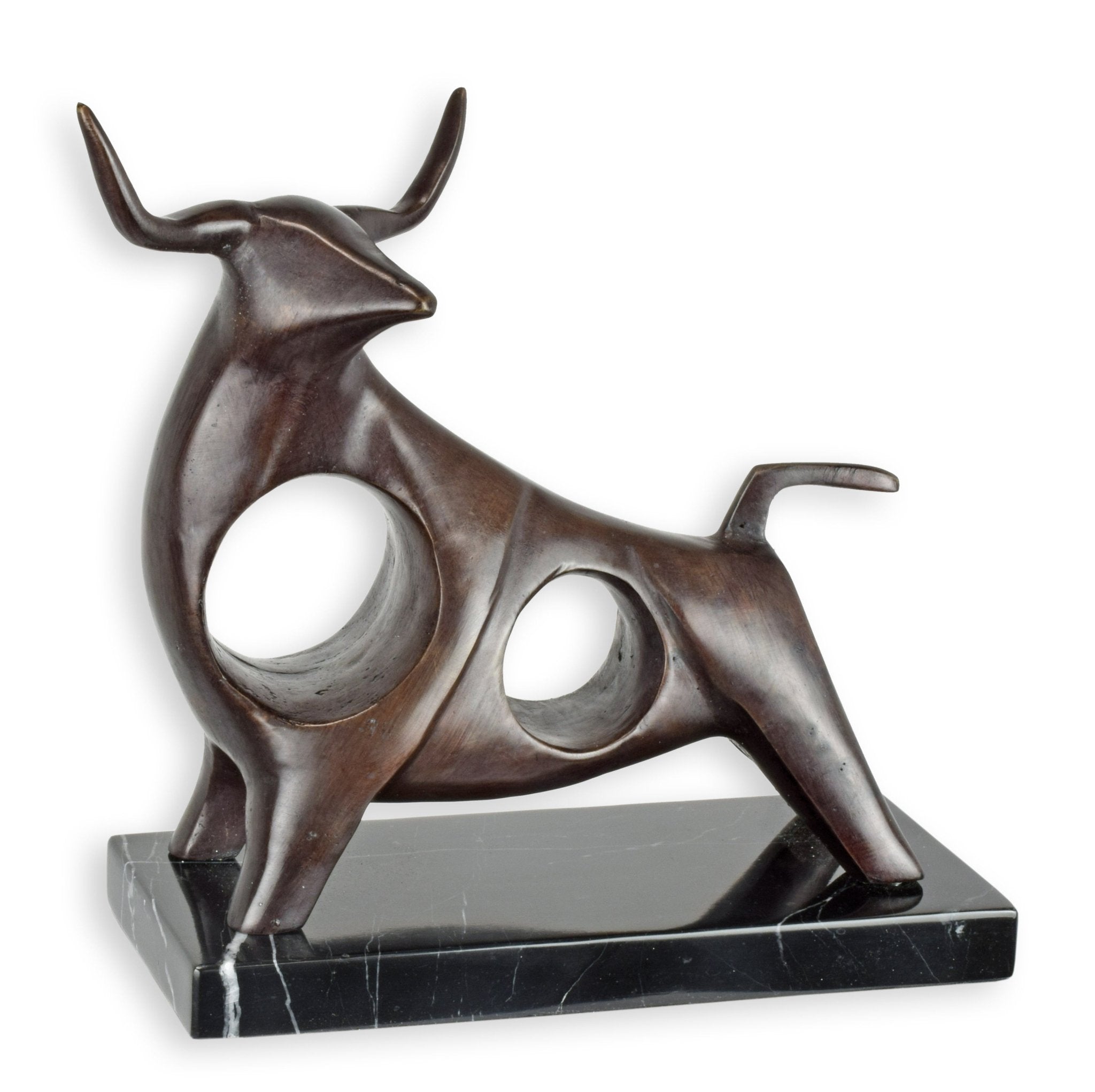 Bronzen sculptuur van een Stier vop voet ter decoratie in huis.