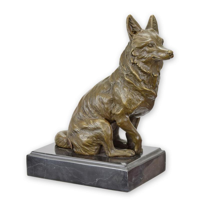 Bronzen sculptuur van een Vos op voet ter decoratie in huis.