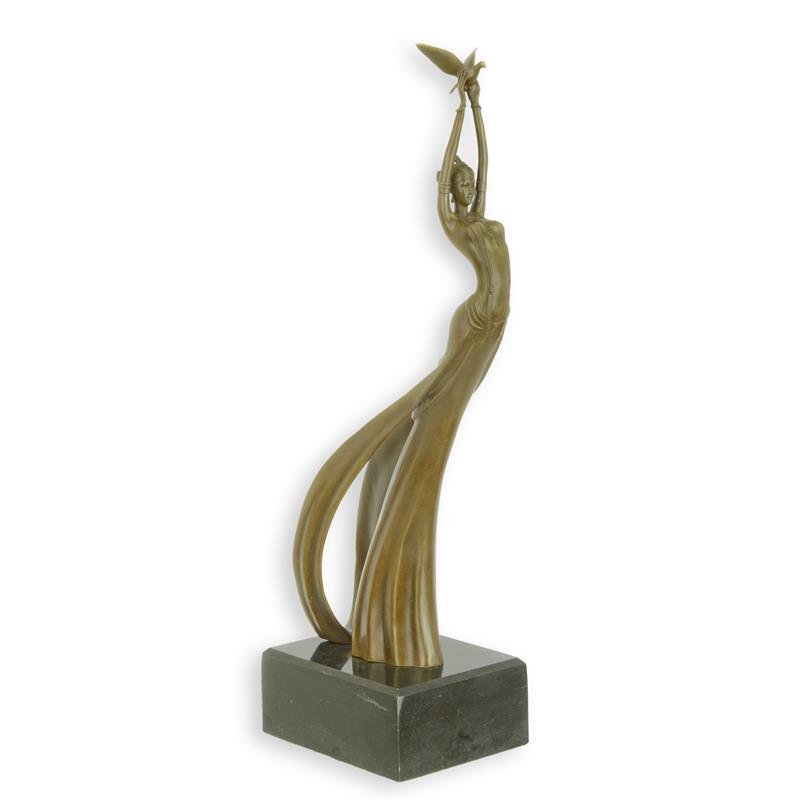 Een Bronzen sculptuur Vrouw staand met een Duif in haar handen op voetstuk ter decoratie voor in huis.