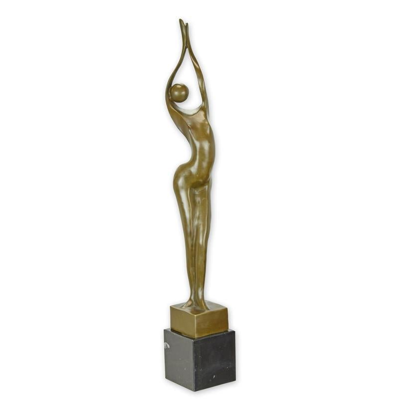 Bronzen sculptuur van een staande vrouw in vrouwelijke Beweging op voet ter decoratie in huis.
