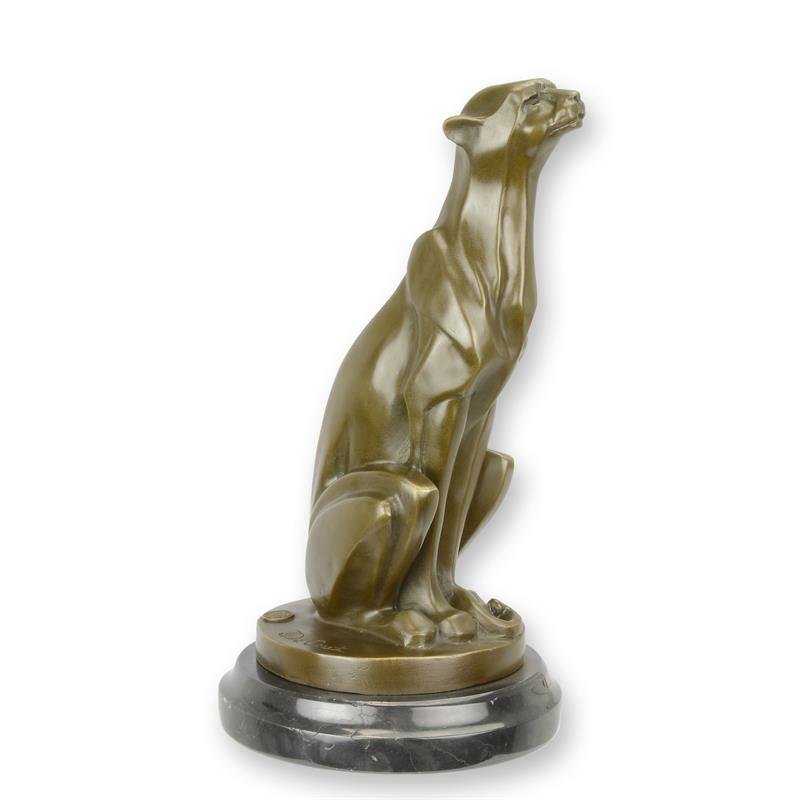 Een Bronzen sculptuur van een zittende Jachtluipaard op voet ter decoratie in huis.