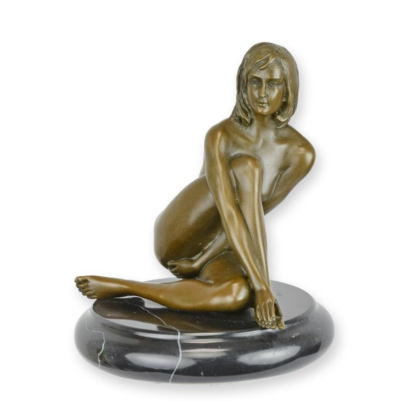 Een bronzen sculptuur van een zittend naakte vrouw op voet ter decoratie in huis.