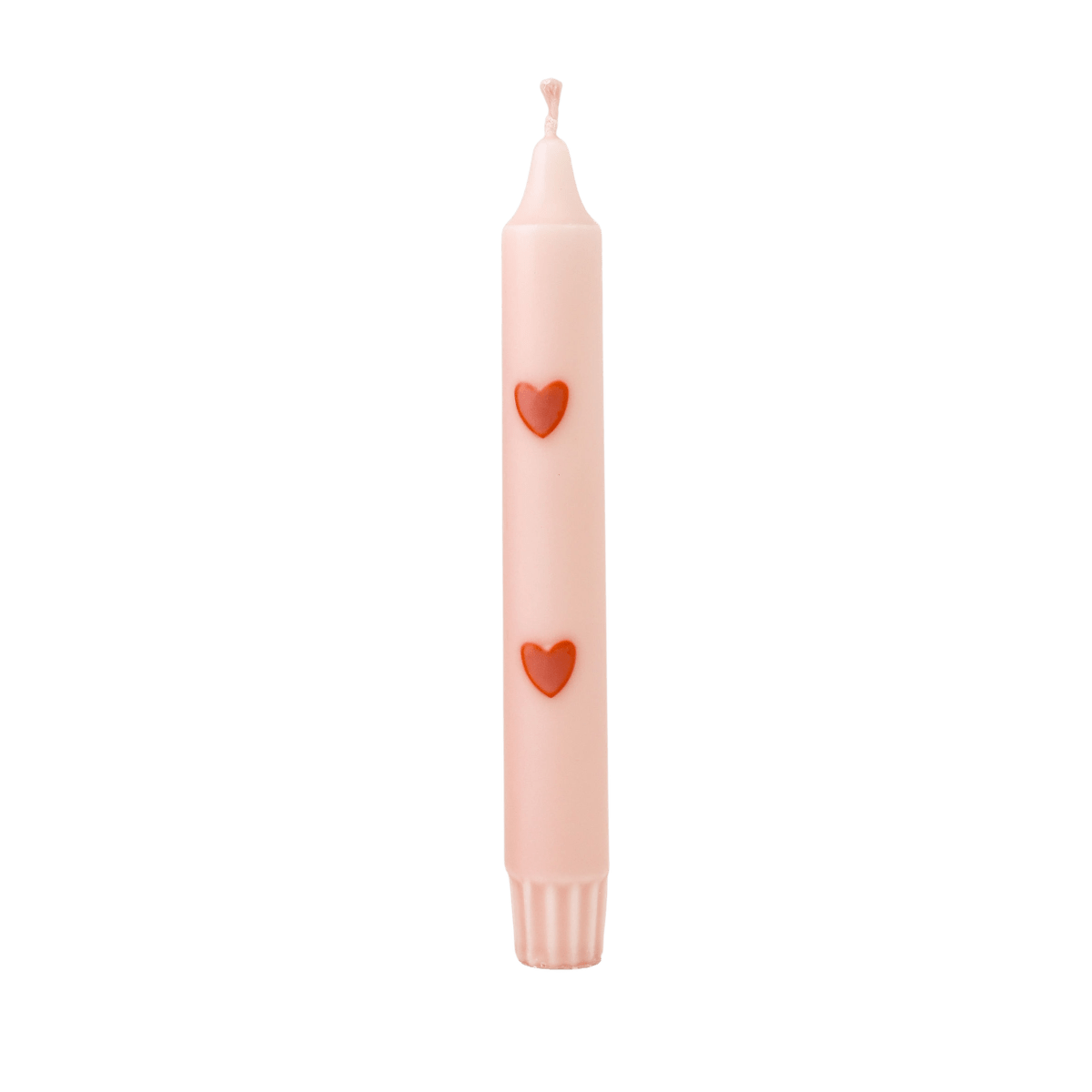 Deze handgemaakte dinerkaars heeft een zachte nude kleur en is afgewerkt met verfijnde terracotta hartjes.