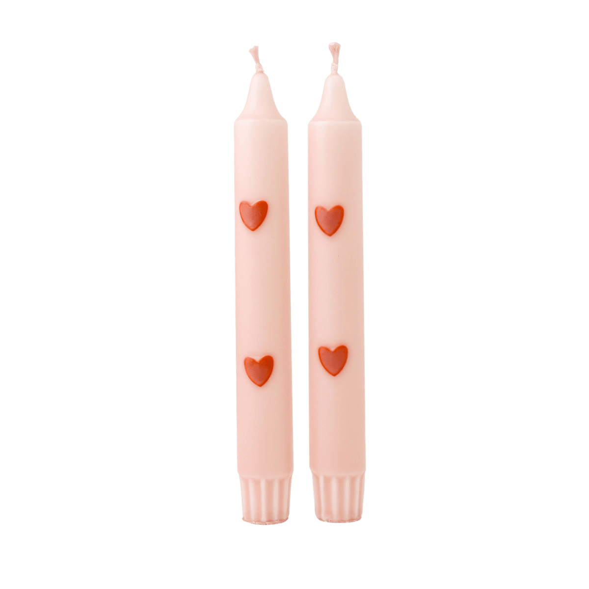 Deze handgemaakte dinerkaars heeft een zachte nude kleur en is afgewerkt met verfijnde terracotta hartjes.