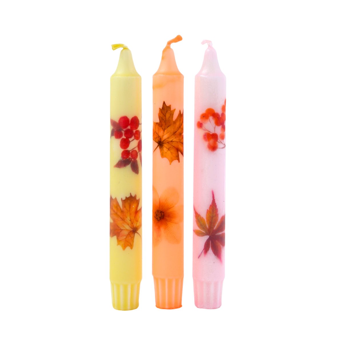 Door de verschillende kleuren en decoraties vormen de drie kaarsen samen een sfeervol geheel