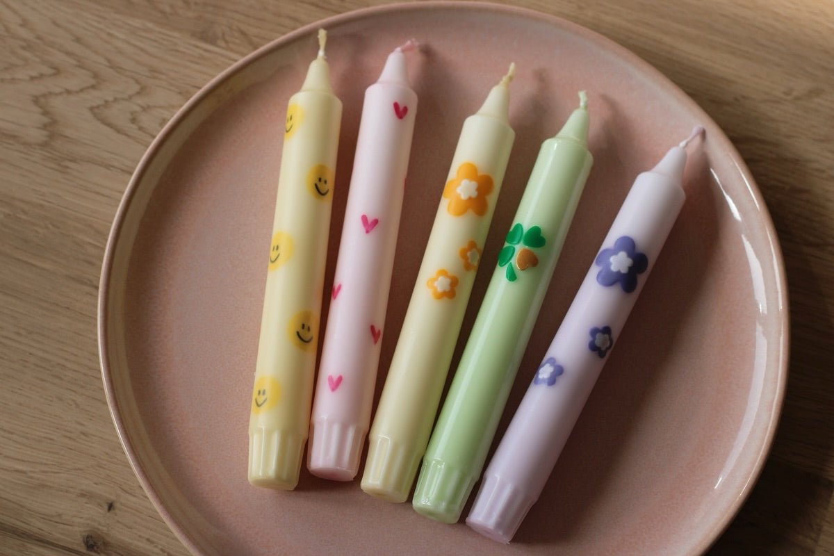 dinerkaars met elegante, slanke vorm en is afgewerkt met subtiele roze hartjes die zorgen voor een speelse en liefdevolle uitstraling