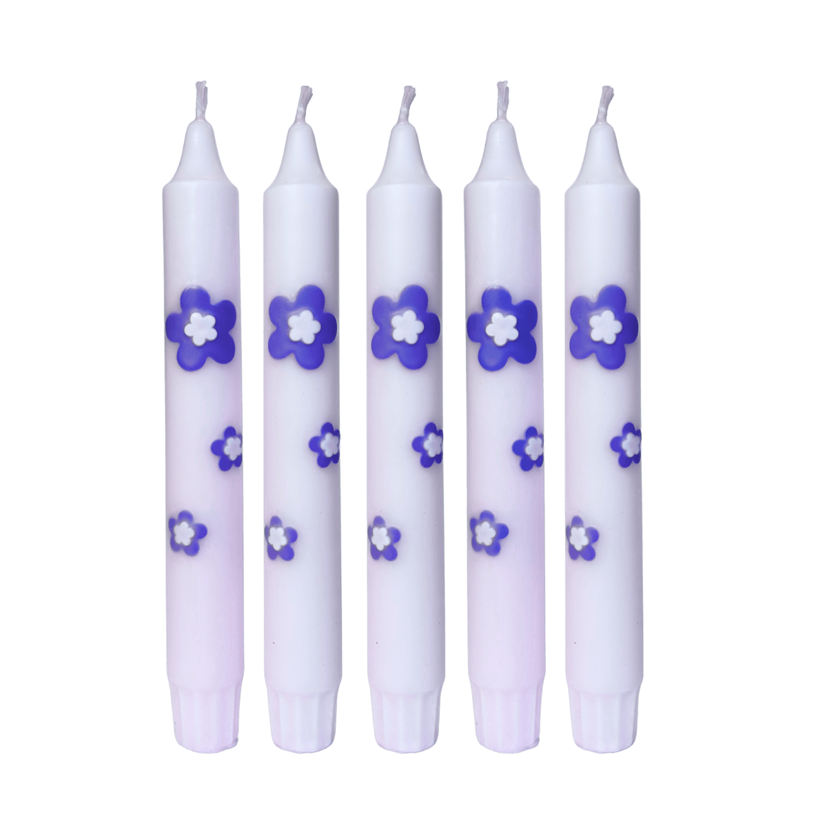 Deze handgemaakte dinerkaars is uitgevoerd in een zachte lila tint en afgewerkt met paarse 3D wax bloemen aan één zijde.
