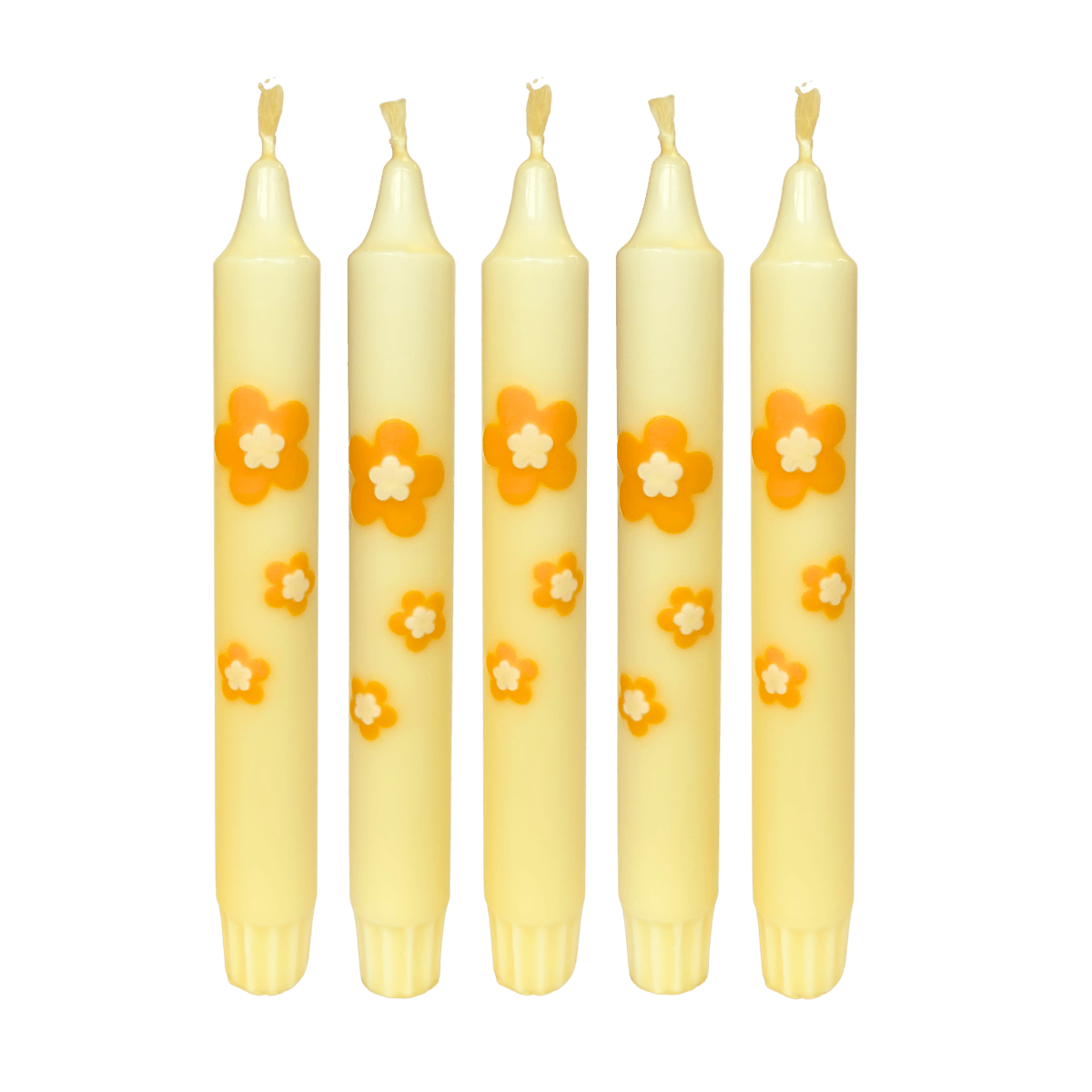 Deze handgemaakte dinerkaars is uitgevoerd in een zachte gele tint en afgewerkt met speelse 3D wax bloemen aan één zijde