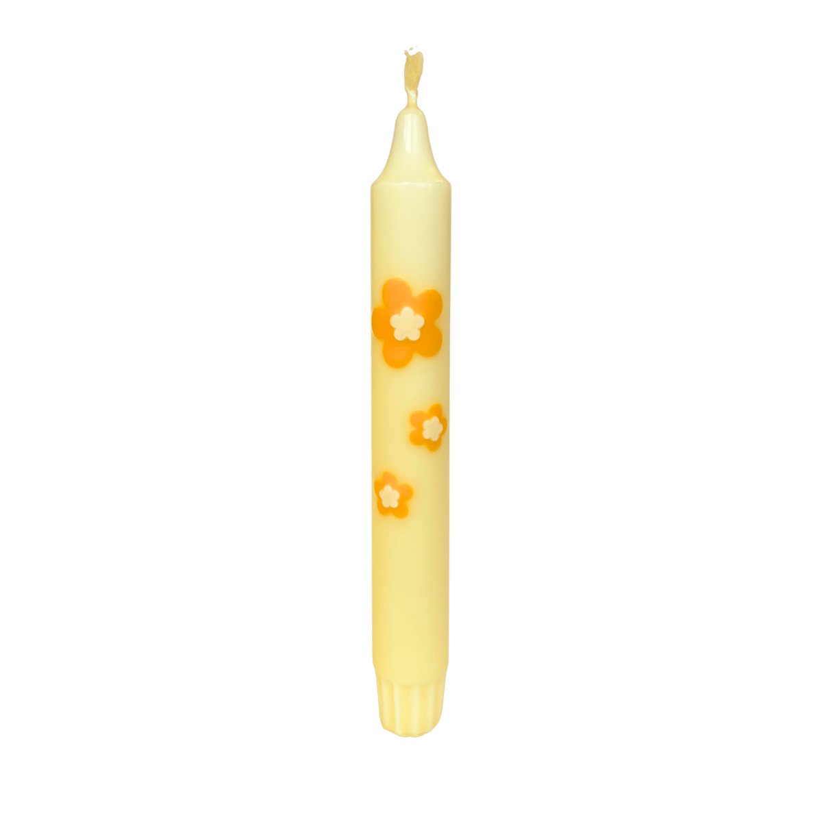 Deze handgemaakte dinerkaars is uitgevoerd in een zachte gele tint en afgewerkt met speelse 3D wax bloemen aan één zijde