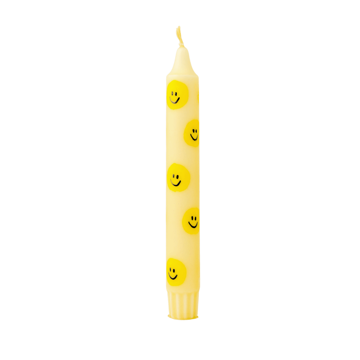 Handgemaakte dinerkaars met een kleine smiley gezichten erop.