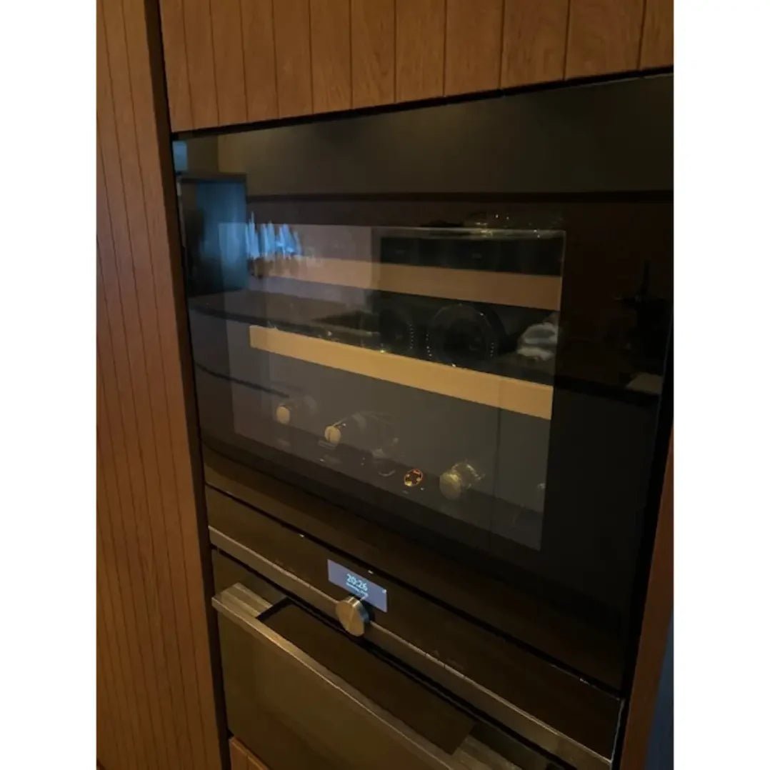 Design wijnkoelkast voor inbouw of onderbouw met wifi, push2open en massief beukenhouten leggers.