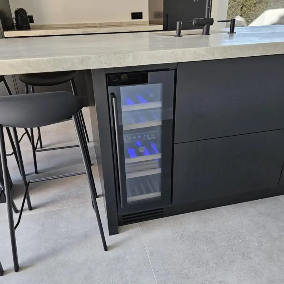 Een wijnklimaatkast met 2 zones in de kleuren zwart, mat zwart en zilver van dunavox. Geschikt voor 17 flessen, inbouw en onderbouw.