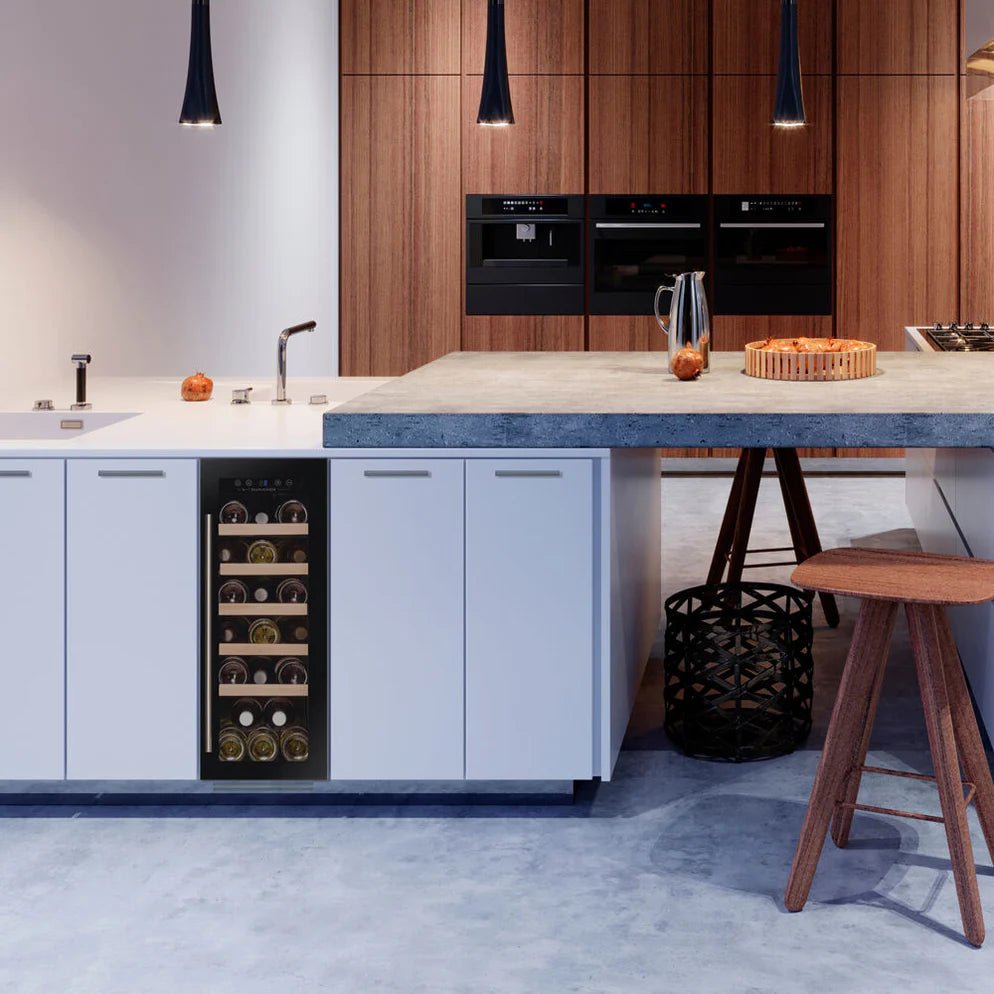 Wijnkoelkast verkrijgbaar in zwart, matzwart, rvs en elke ral kleur. Elegant design, led verlichting en geschikt voor 19 flessen.