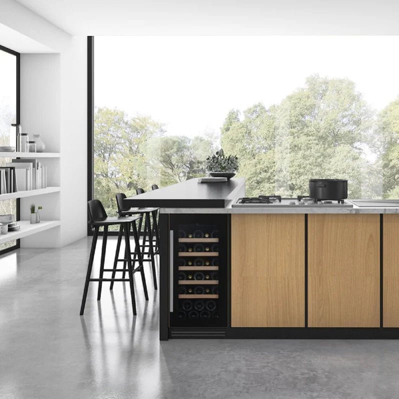 wijnkoelkast in zwart, matzwart, rvs of eigen gekozen RAL kleur. Combineert elegantie met functionaliteit. Geschikt voor 32 flessen en wordt verlicht met multi-LED verlichting.