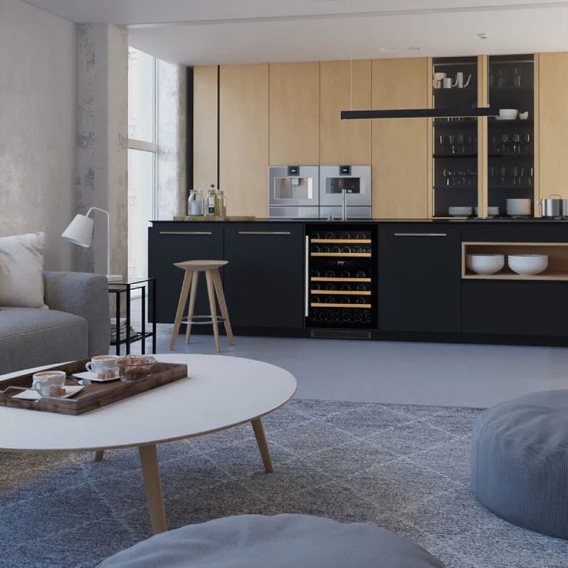 De wijnklimaatkast combineert luxe, functionaliteit en verfijning in een compact ontwerp. Geschikt voor 38 flessen, zoals onderbouw als vrijstaand. In elke RAL kleur verkrijgbaar.