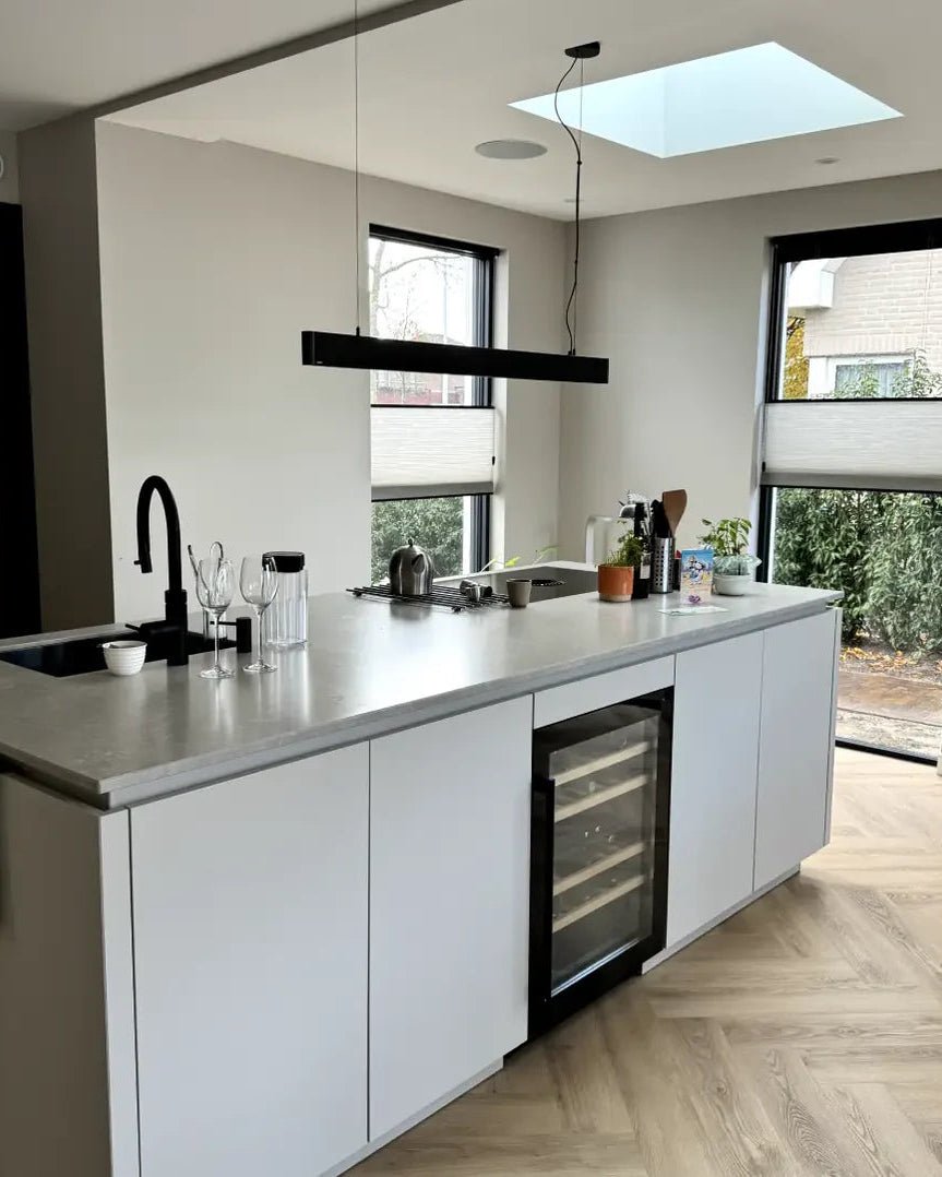 Wijnklimaatkast in compacte, luxe uitvoering. Verkrijgbaar in zwart, mat zwart, zilver en eigen RAL kleur. Geschikt voor 39 flessen, zowel vrijstaand als onderbouw.