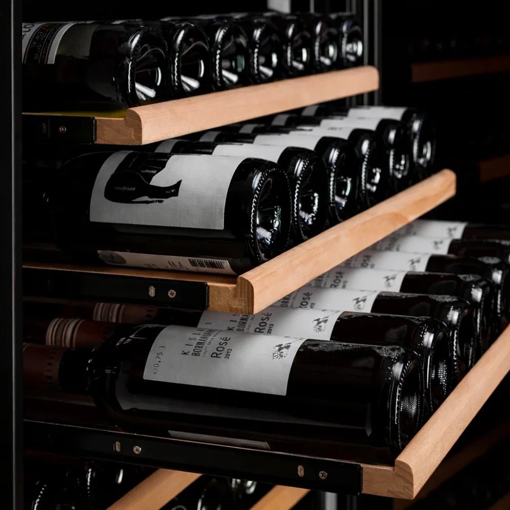 De wijnklimaatkast combineert luxe, functionaliteit en verfijning in een compact ontwerp. Houten leggers in de kleur eiken, walnoot, mahonie en zwart