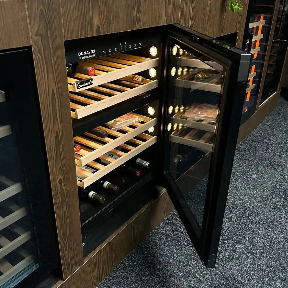 Stille wijnklimaatkast met mogelijkheid tot eigen paneel. Met Push-to-open technologie, multi-LED verlichting en dubbele temperatuurzones.
