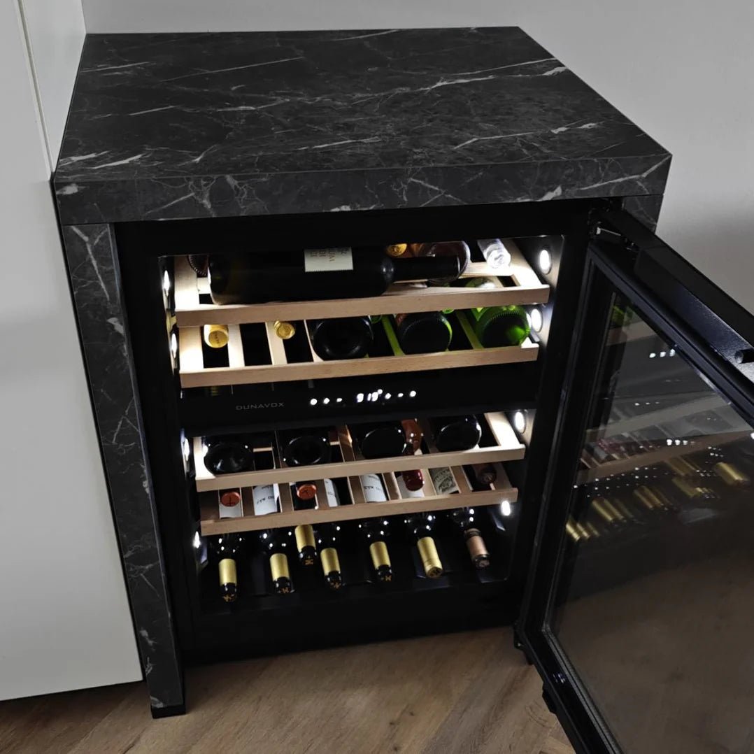 Stille wijnklimaatkast met mogelijkheid tot eigen paneel. Met Push-to-open technologie, multi-LED verlichting en dubbele temperatuurzones.