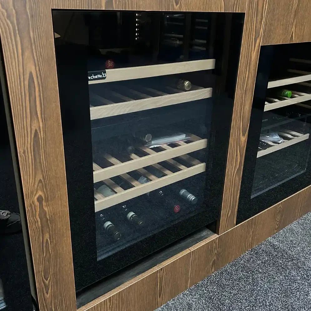 Stille wijnklimaatkast met mogelijkheid tot eigen paneel. Met Push-to-open technologie, multi-LED verlichting en dubbele temperatuurzones.