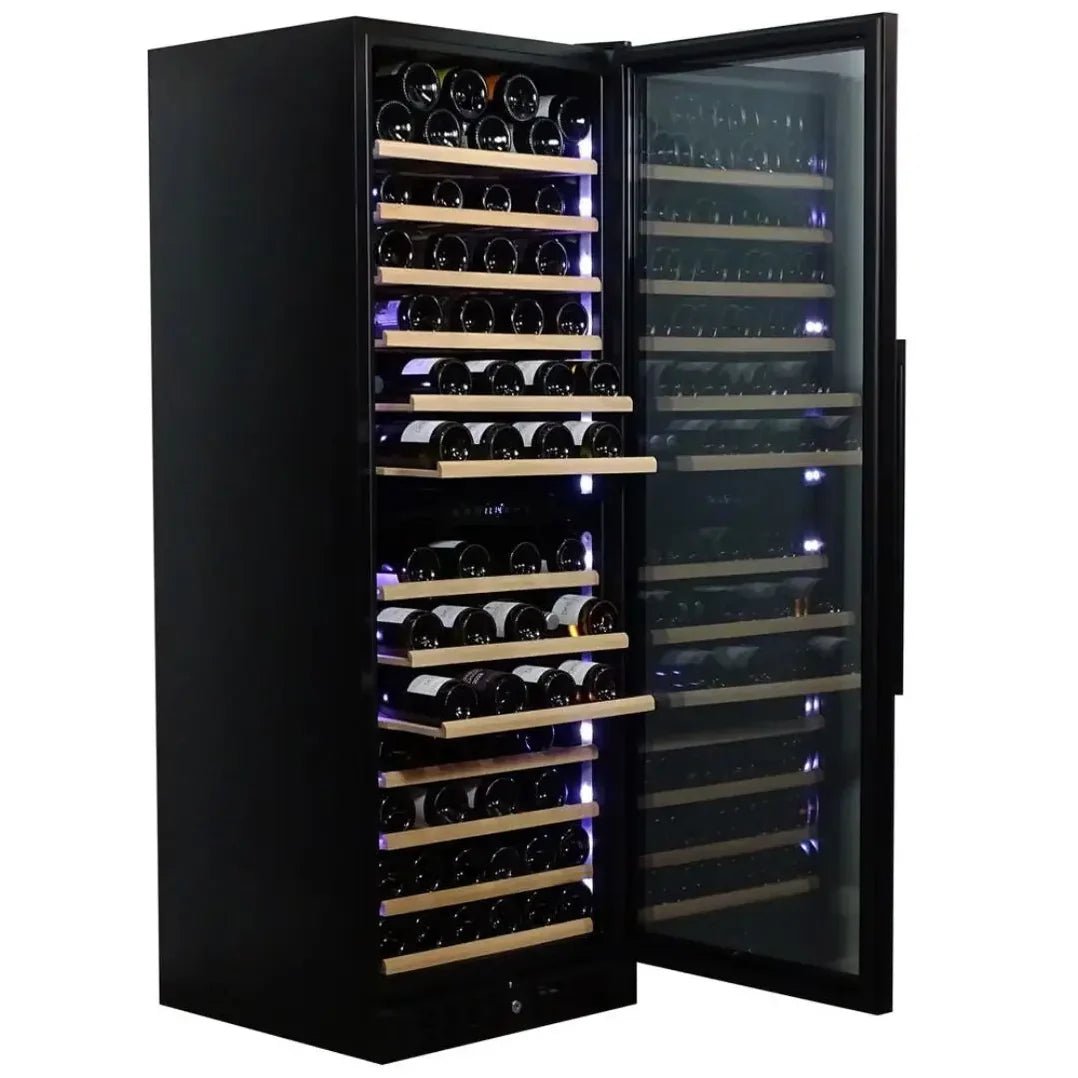 Wijnklimaatkast met royale opslagcapaciteit met een strak design en geavanceerde koeltechniek. Beuken houten leggers en Multi led zijverlichting.