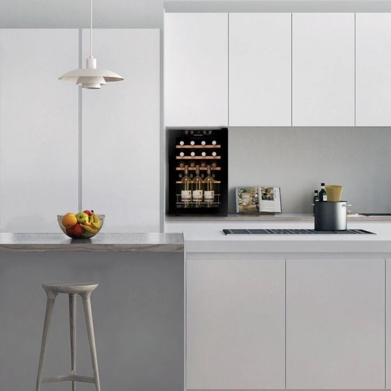 Luxe, zwarte wijnkoelkast voor in huis met verborgen handgreep.