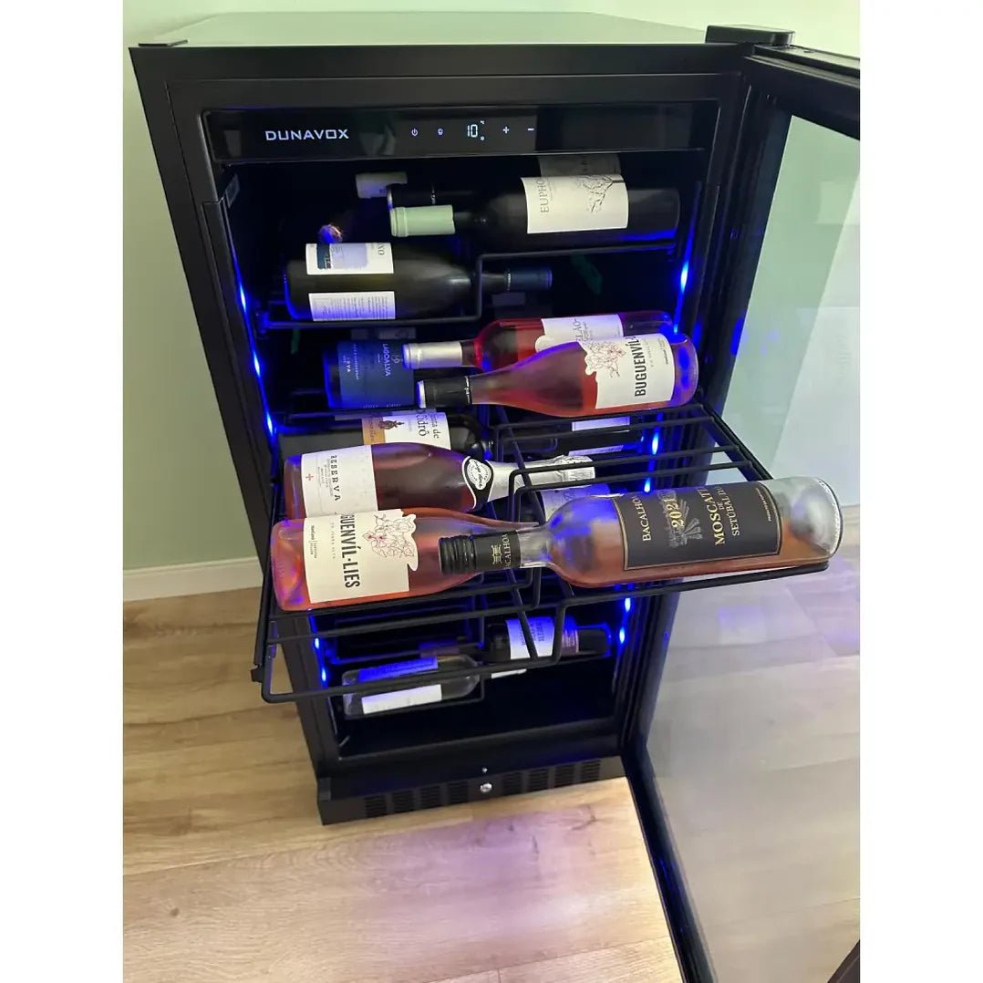 Compacte en stijlvolle champagne koelkast voor in huis. Met multi led verlichting en geschikt voor 58 flessen.