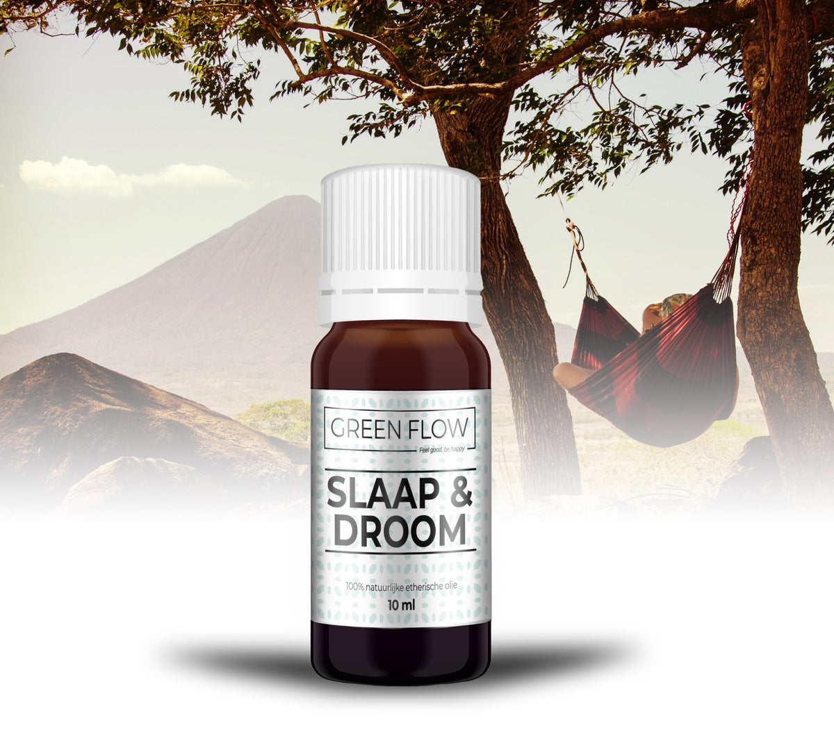 Bruin glazen flesje etherische olie van 10 ml voor een hangmat onder een boom met bergen op de achtergrond.