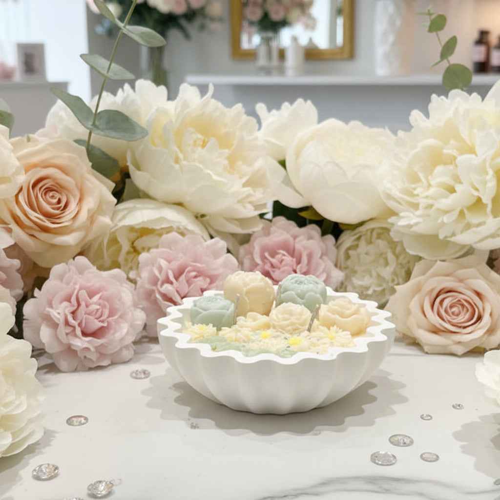 Floral Whisper kaars in een handgemaakte keramische schaal, herbruikbaar na het branden