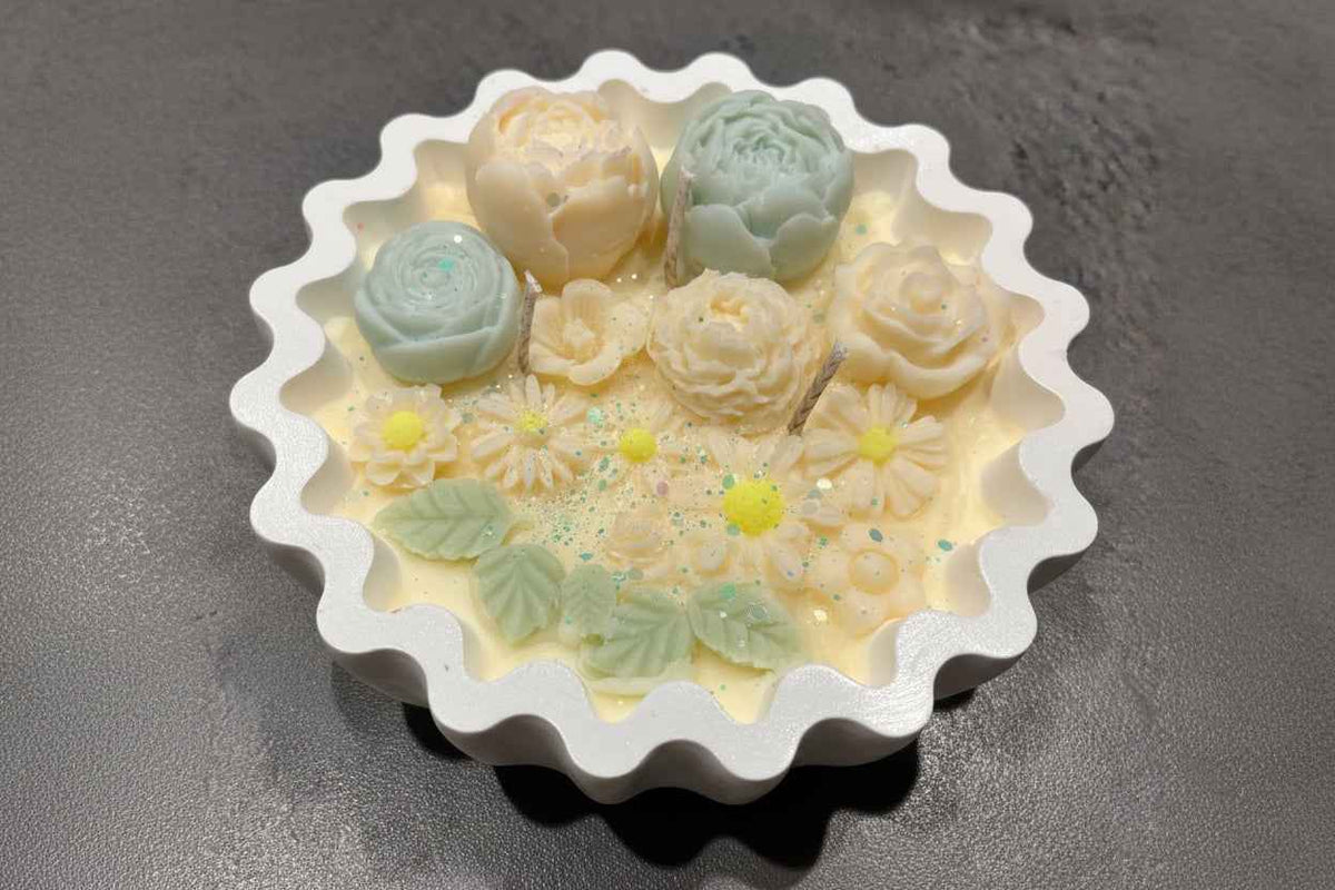 Floral Whisper handgegoten kaars in creme, mint en geel met subtiele glitterdetails