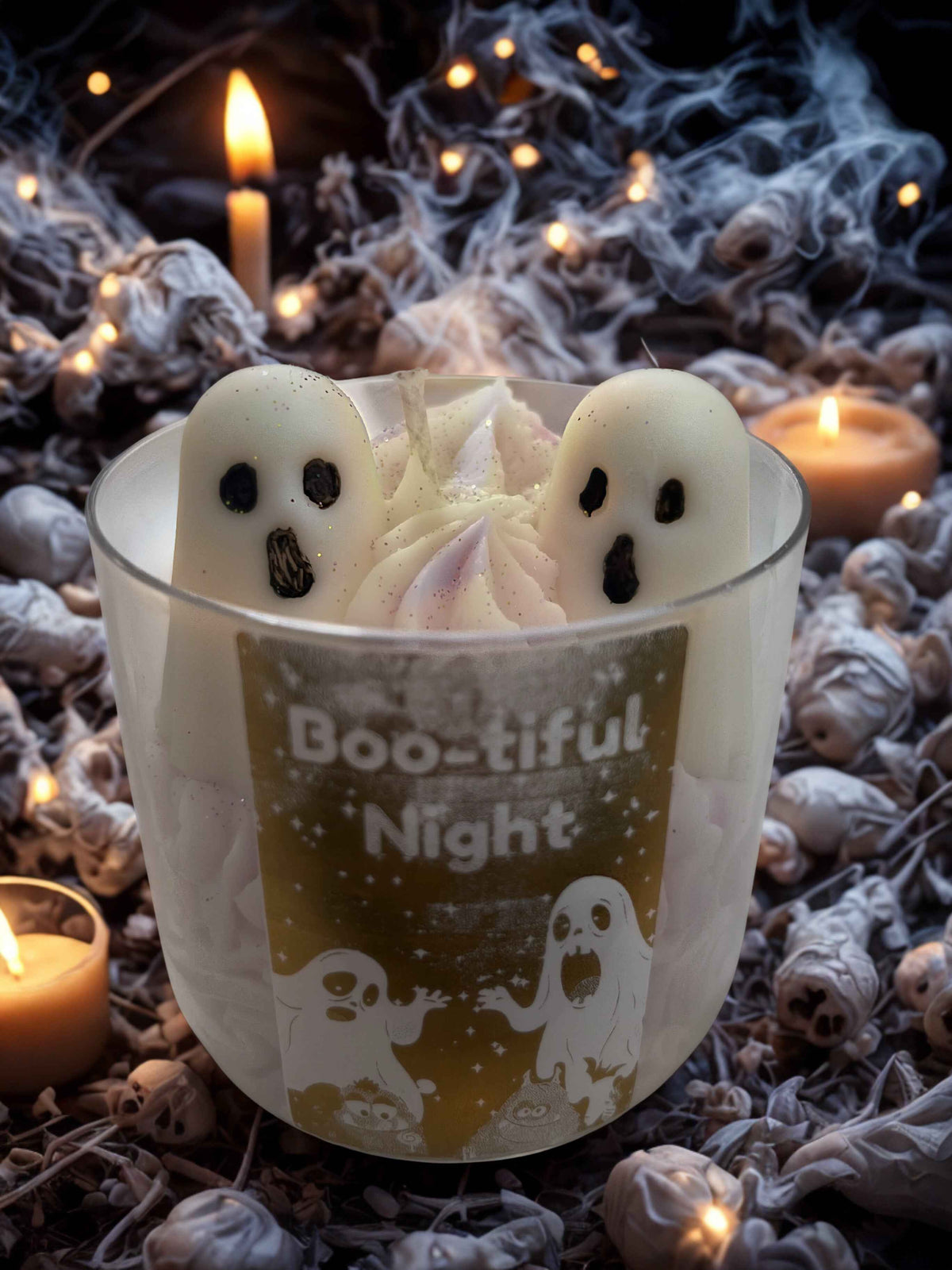 Geurkaars in een matglazen potje met witte spookjes van was en een brandende vlam