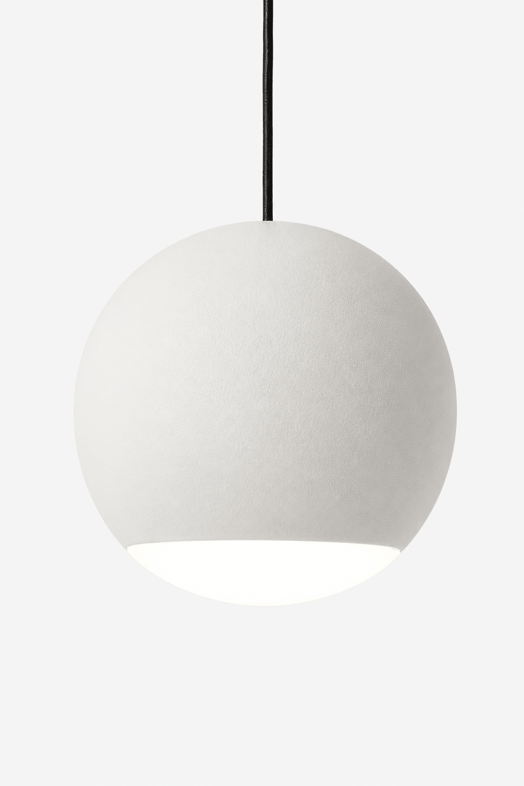 Witte bolvormige hanglamp aan een zwart snoer.