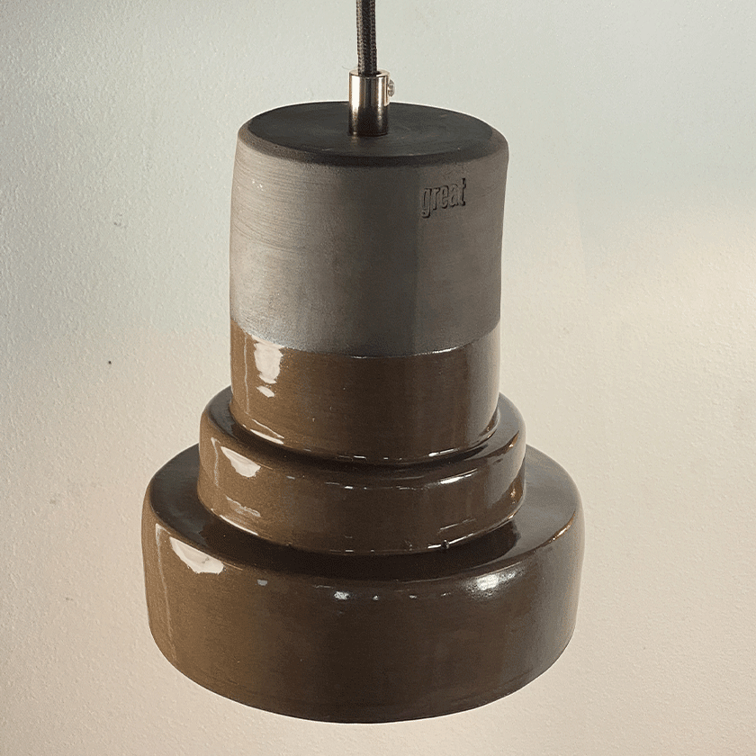 Getrapte keramieken hanglamp met grijze bovenkant en chocoladebruin glazuur.