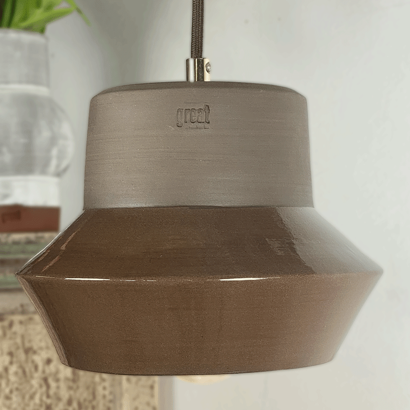 Brede keramieken hanglamp met grijze bovenkant en glanzend chocoladebruin glazuur.