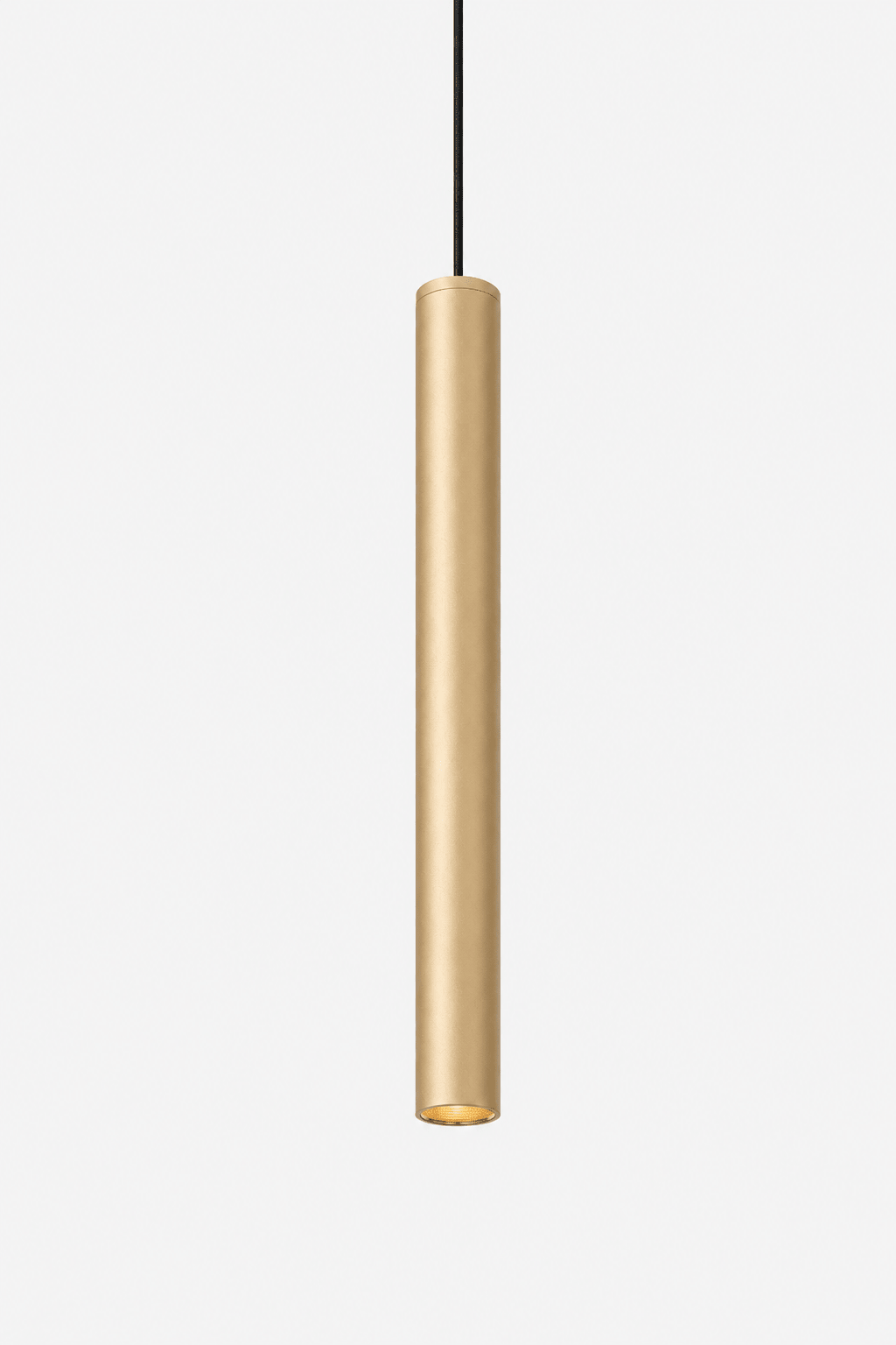 Champagnekleurige cilindrische hanglamp aan een dun snoer.