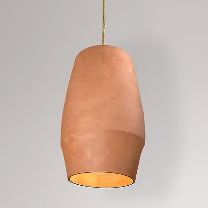 De organische vorm loopt subtiel uit naar beneden en geeft de lamp een ontspannen, ambachtelijke uitstraling. Handgemaakt door Great by Greet