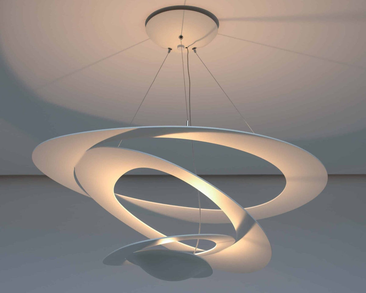 Witte spiraalvormige hanglamp die indirect licht verspreidt in een lichte ruimte.