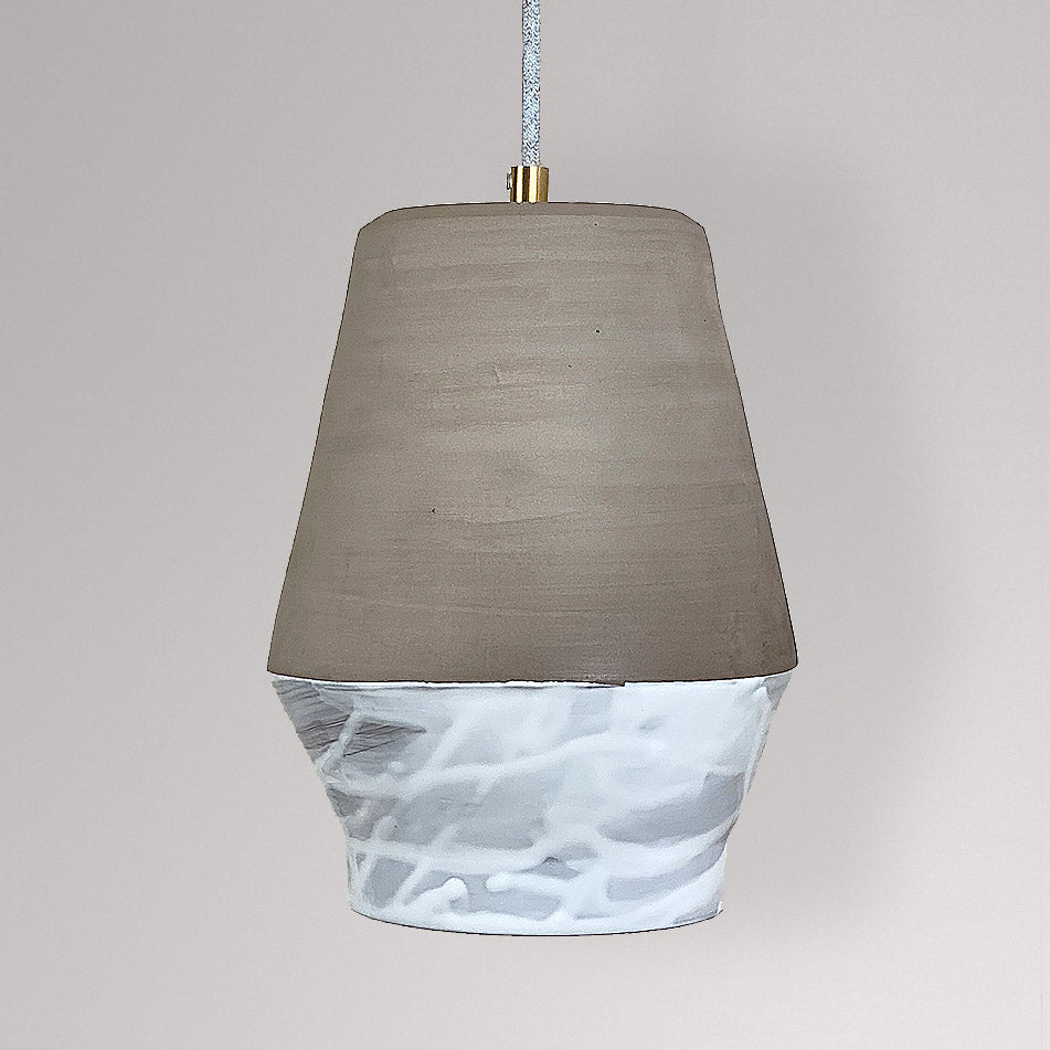 Tonvormige keramieken hanglamp met grijze bovenkant en wit gemarmerd glazuur.