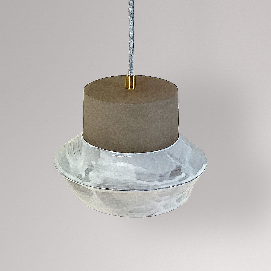 Brede keramieken hanglamp met grijze bovenkant en wit gemarmerd glazuur.