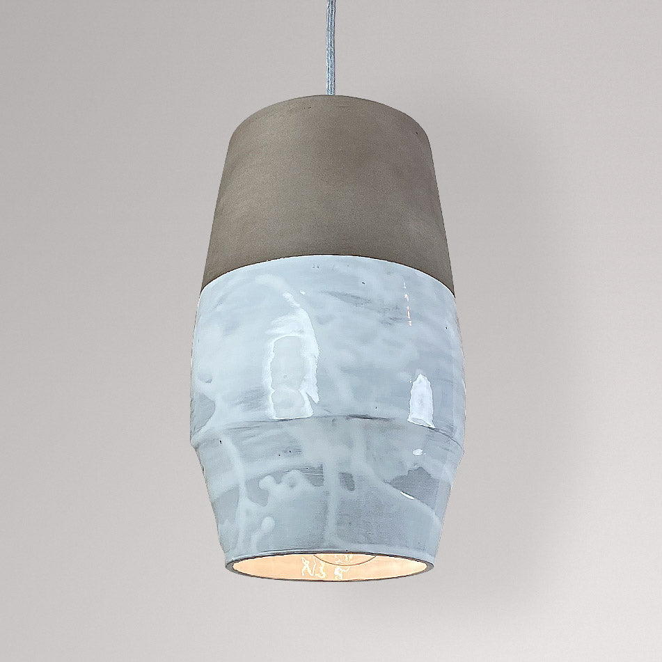 Keramieken hanglamp met wit gemarmerd glazuur, van dichtbij gezien.