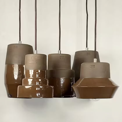 Vijf getrapte keramieken hanglampen met chocoladebruin glazuur bij elkaar.