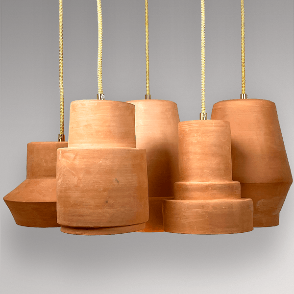 Groep van vijf terracotta keramieken hanglampen in verschillende vormen.